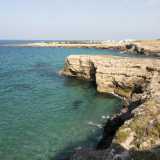 Ci troviamo cos� davanti alla nascosta �scogliera Corvino�: un panorama selvaggio, dominato dalla roccia frastagliata che si insinua nell�acqua alta che si colora di azzurro e verde